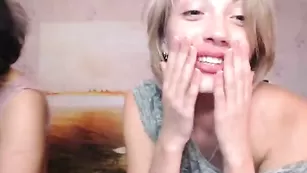 Блондинка с брюнеткой callifornia сосутся во фри