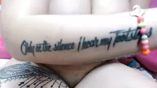 Желанная соска CutexFace насыщенно дрочит пизду