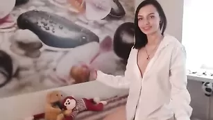 Грудастая пассия podarochek5 расстегивает рубашку