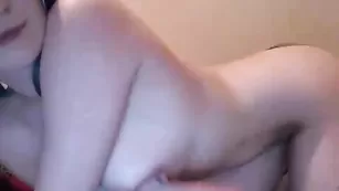 Молоденькая самка JeffJam поливает сиси маслом