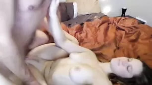 Брюнетка Savage_slut трахается до оргазма