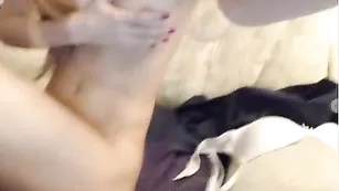 Девственница Sussanna ласкает бритую киску