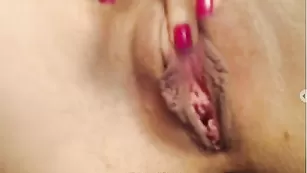 Девственница Sussanna ласкает бритую киску