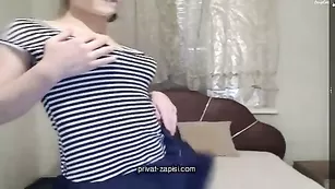 Молодая нимфа BettyL раздевается и ласкает киску