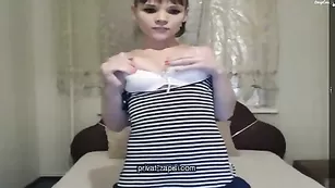 Молодая нимфа BettyL раздевается и ласкает киску