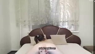 Молодая нимфа BettyL раздевается и ласкает киску