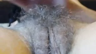 Похотливая сука sweet_c ласкает волосатую пизду