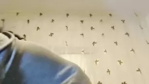 Похотливая сука sweet_c ласкает волосатую пизду