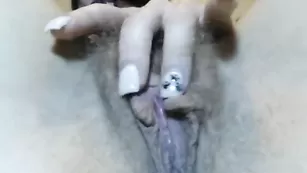 Похотливая сука sweet_c ласкает волосатую пизду