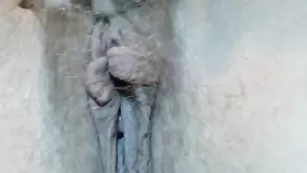 Похотливая сука sweet_c ласкает волосатую пизду