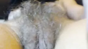 Похотливая сука sweet_c ласкает волосатую пизду