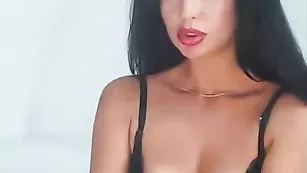 Смазливая пассия LexusGS трахает пизду секс игрушкой