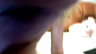 Шлендра на каблуках теребит киску