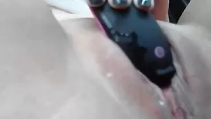 Белокурая шмара tobesweet дрочит письку вибратором