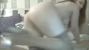 Похотливая телка angelaes смачно теребит пизду