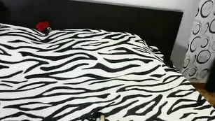 Симпатичная курва we_are_nice_duet отсасывает пенис