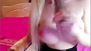 Симпатичная малышка shellyfrost дрочит мокрую письку