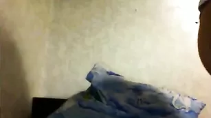 Симпатичная крошка kellymur крутит сочной попкой