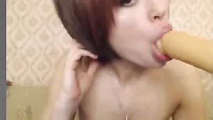 Пылкая леди laseine заглатывает резиновый хер