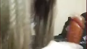 Пылкая самка adelcloth обнажается