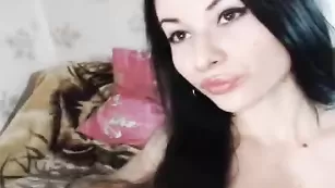 Знойная кокетка Sensual_Darina ласкает бритые дырочки