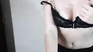 Знойная кокетка Sensual_Darina ласкает бритые дырочки