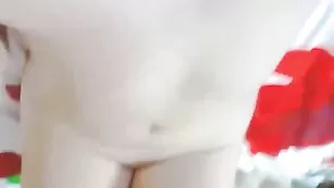 Возбужденная нимфа masynika позирует голенькой