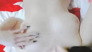 Возбужденная нимфа masynika позирует голенькой