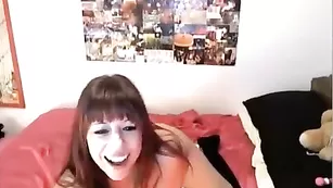 Яркая девочка melodykush трахается секс игрушкой