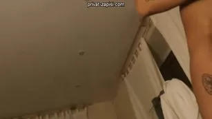 Татуированная шалава WebcamSlut поимела бритую пизденку