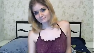 Белобрысая сучка kissunchik позирует в бесплатном чате