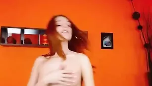 Жаркая леди RedHotty долбит киску фаллосом