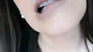 Блаженная шмара SexyVega трахает обе щелки