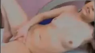 Худенькая красотка drimus мастурбирует бритую пизду