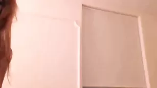 Пикантная шмара SexySabotage ласкает пизденку