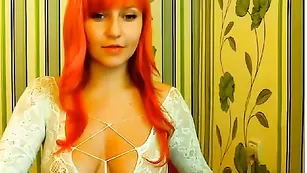 Рыжая потаскушка Missglamor показывает сисечки