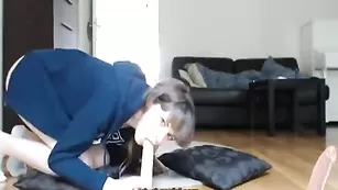 Блаженная самка разделась и оседлала фаллос