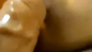 Озорная брюнеточка JessicaCumBig трахает бритые дырочки