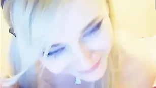 Белобрысая малышка Arielle1 ласкает сосочки