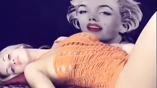 Белобрысая краля Lollie эротично позирует