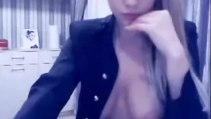 Белобрысая краля Lollie эротично позирует