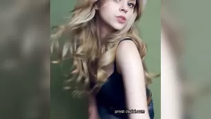 Малышка LovelyAngell сексуально двигается