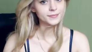 Малышка LovelyAngell сексуально двигается