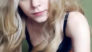 Малышка LovelyAngell сексуально двигается