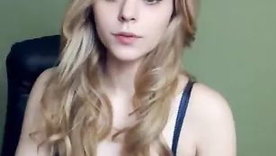 Малышка LovelyAngell сексуально двигается