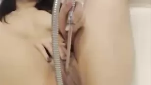 Сексапильная девица VIPkiska поливает пизду душем