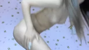 Привлекательная сучка Sabina1 трахает очко фаллосом