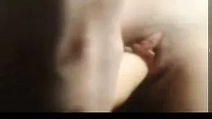 Жаркая путана xBigMomx ебет обе дырочки