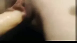 Жаркая путана xBigMomx ебет обе дырочки