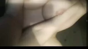 Жаркая путана xBigMomx ебет обе дырочки